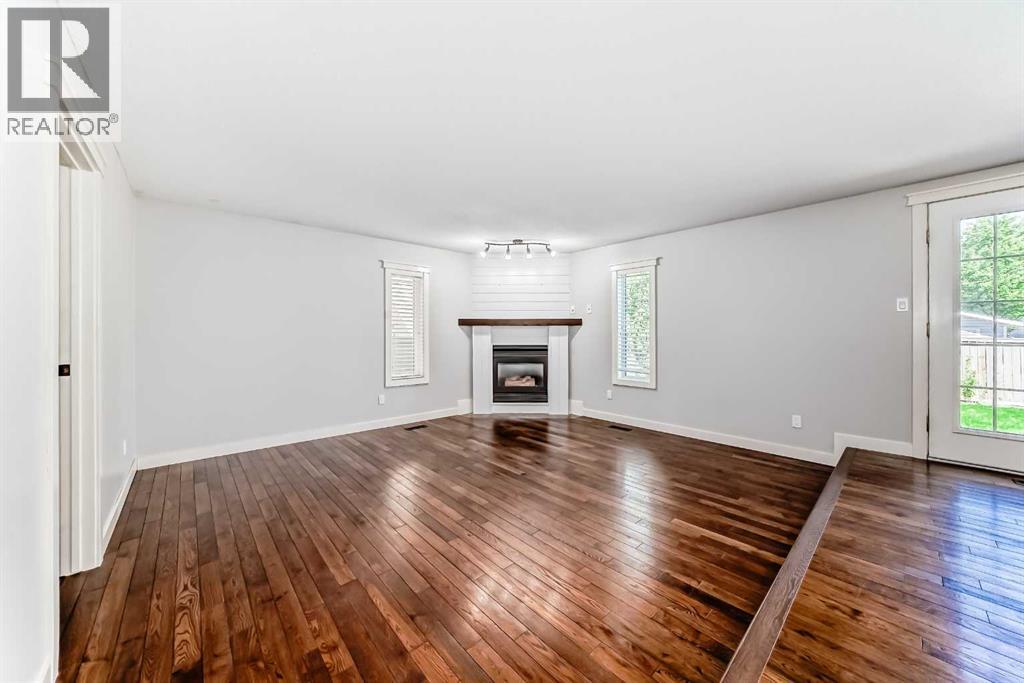 Photo 5 of 42 Denmark Crescent, Red Deer AB