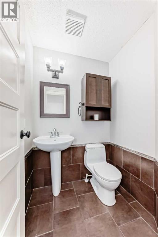 Photo 19 of 42 Denmark Crescent, Red Deer AB