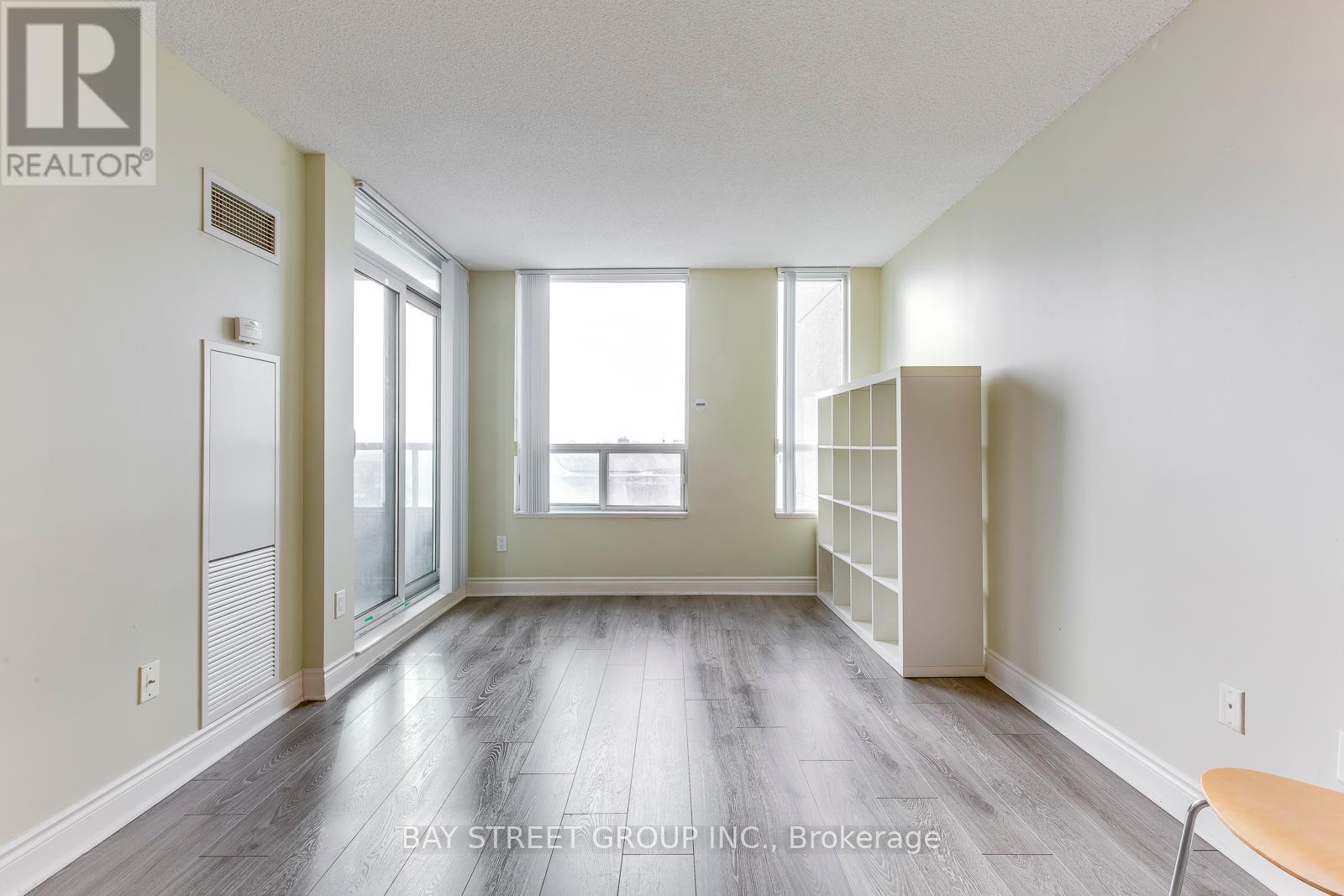 Photo 5 of 1001 60 Brian Harrison Way, Toronto ON