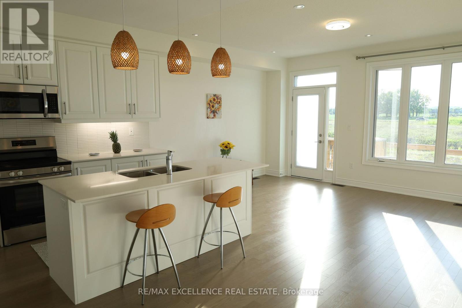 Photo 10 of 102 Bermondsey Way, Brampton ON