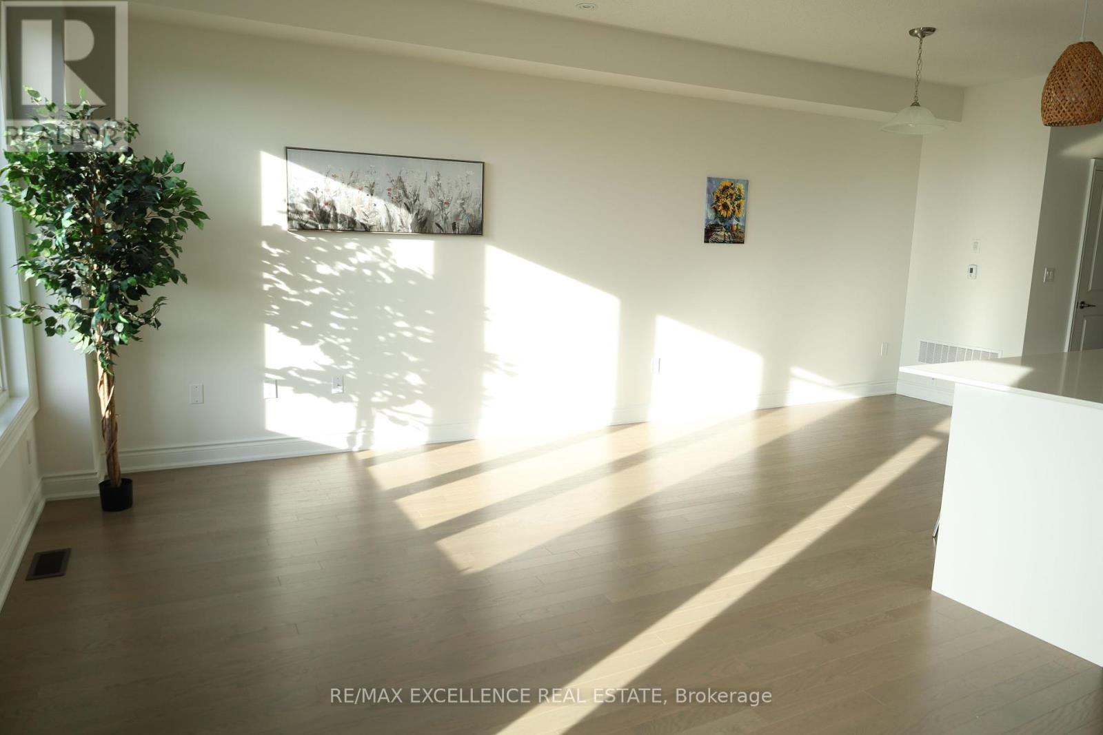 Photo 22 of 102 Bermondsey Way, Brampton ON