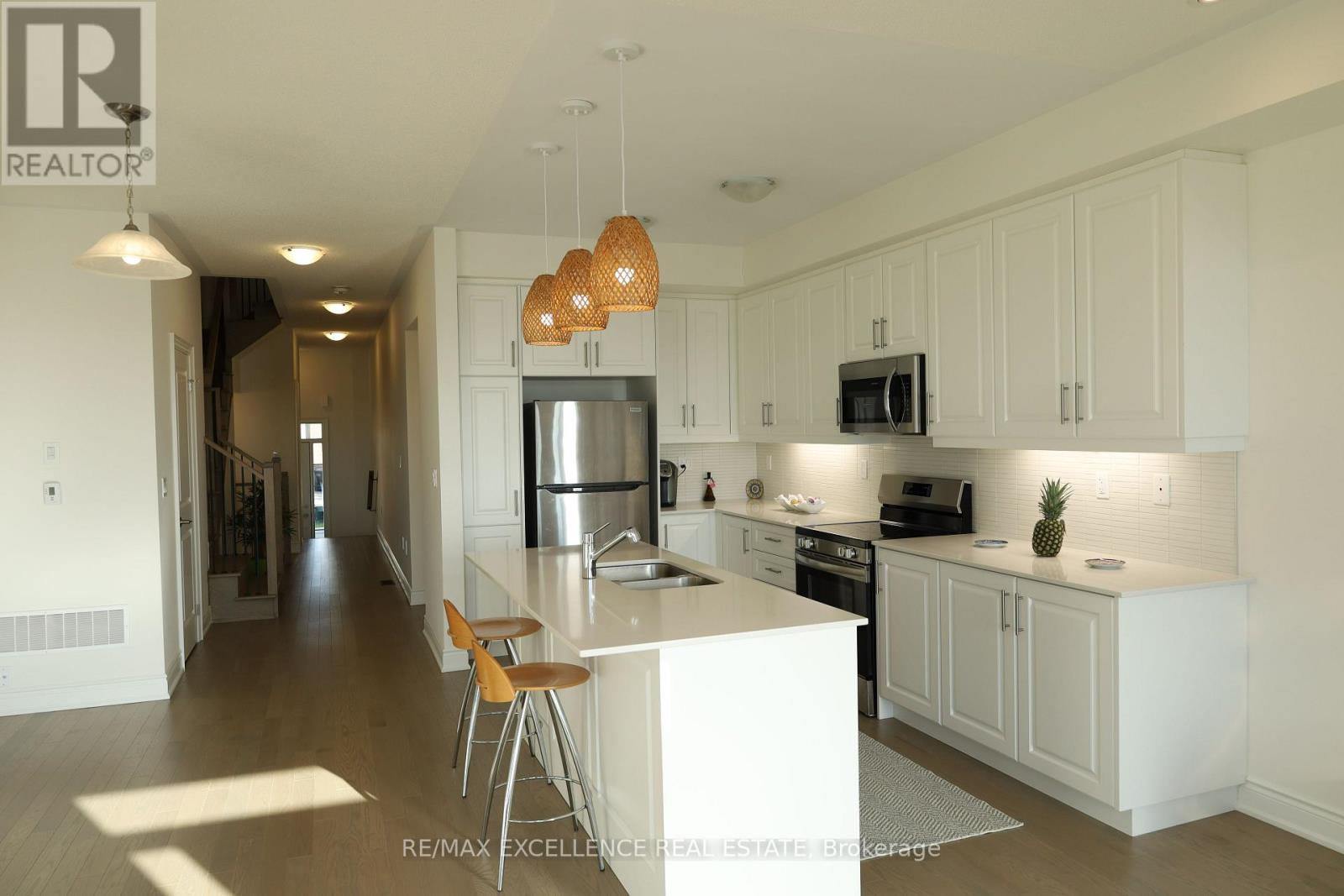 Photo 3 of 102 Bermondsey Way, Brampton ON