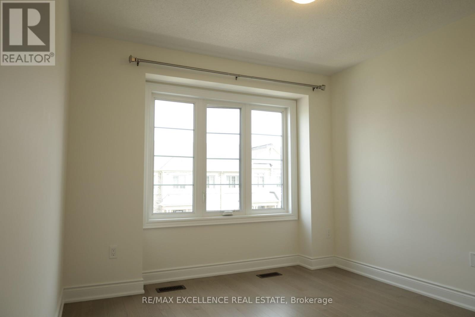 Photo 30 of 102 Bermondsey Way, Brampton ON