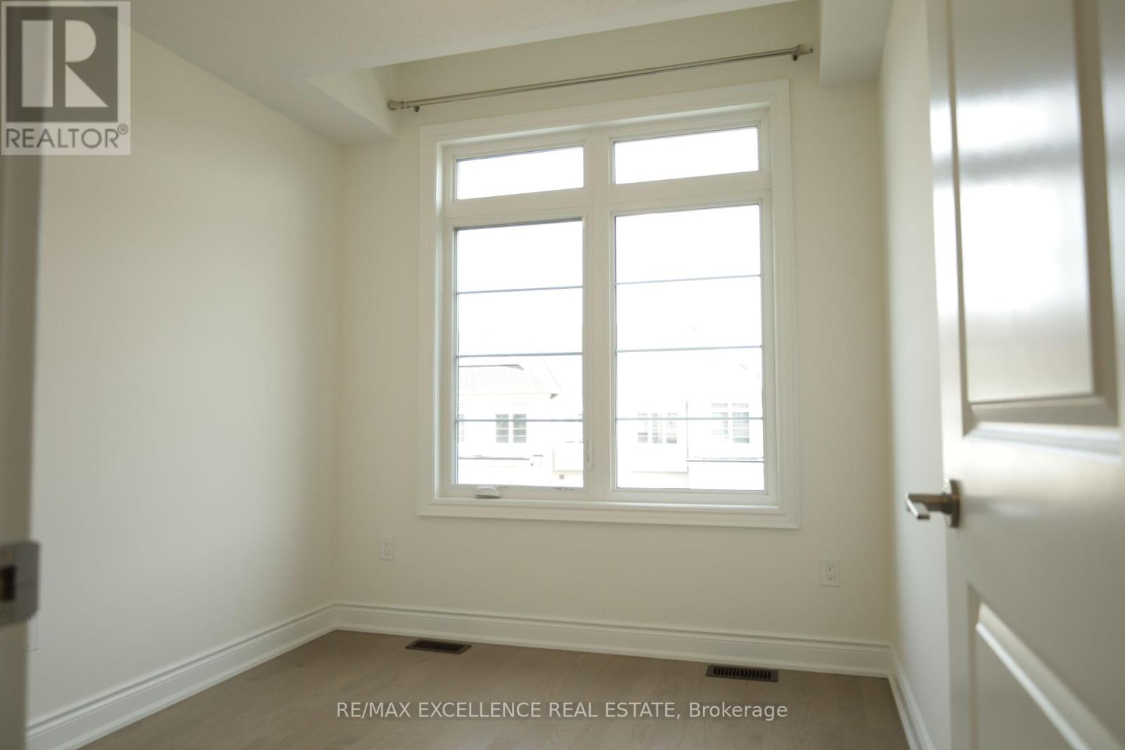 Photo 31 of 102 Bermondsey Way, Brampton ON