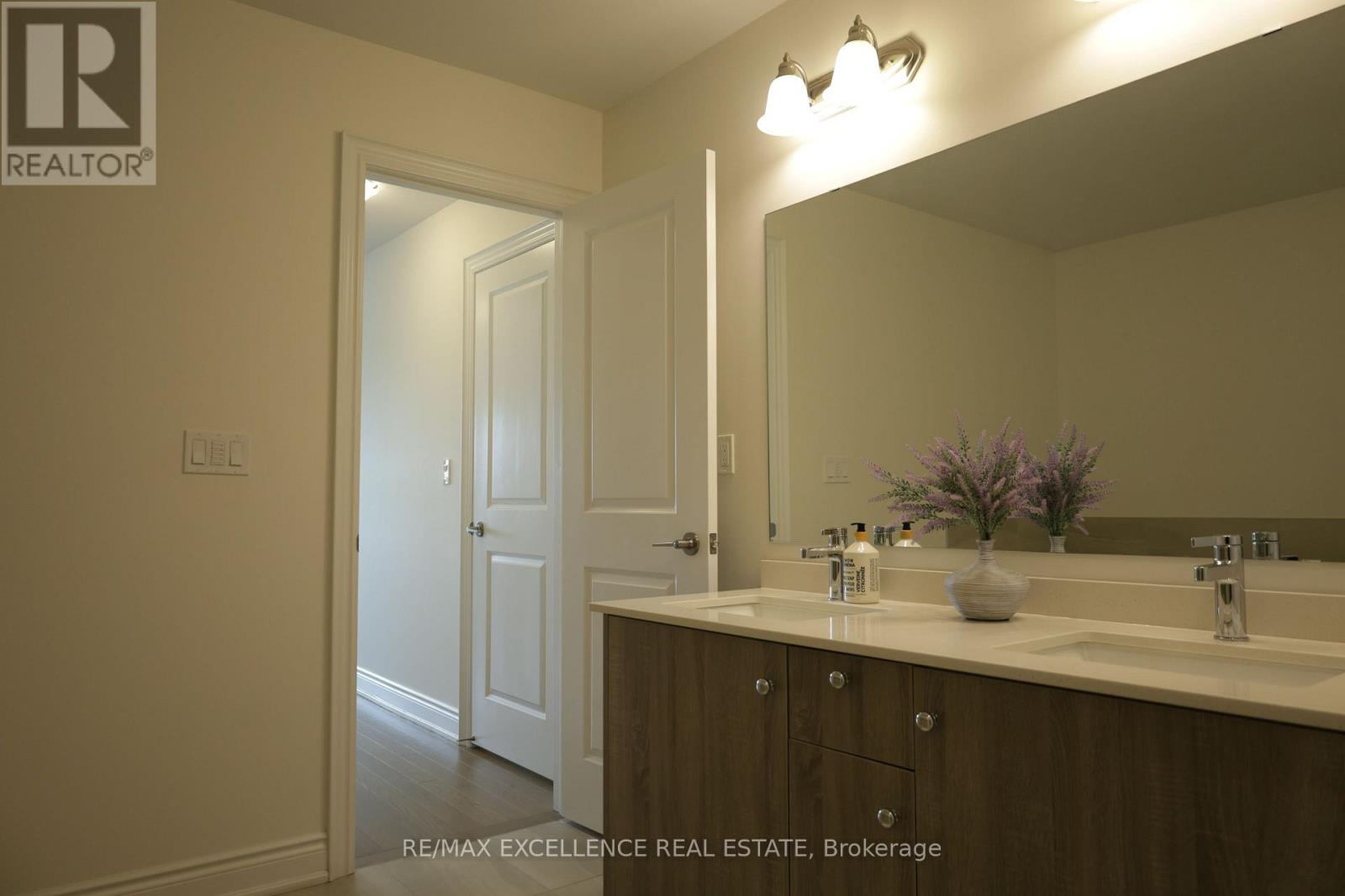 Photo 36 of 102 Bermondsey Way, Brampton ON