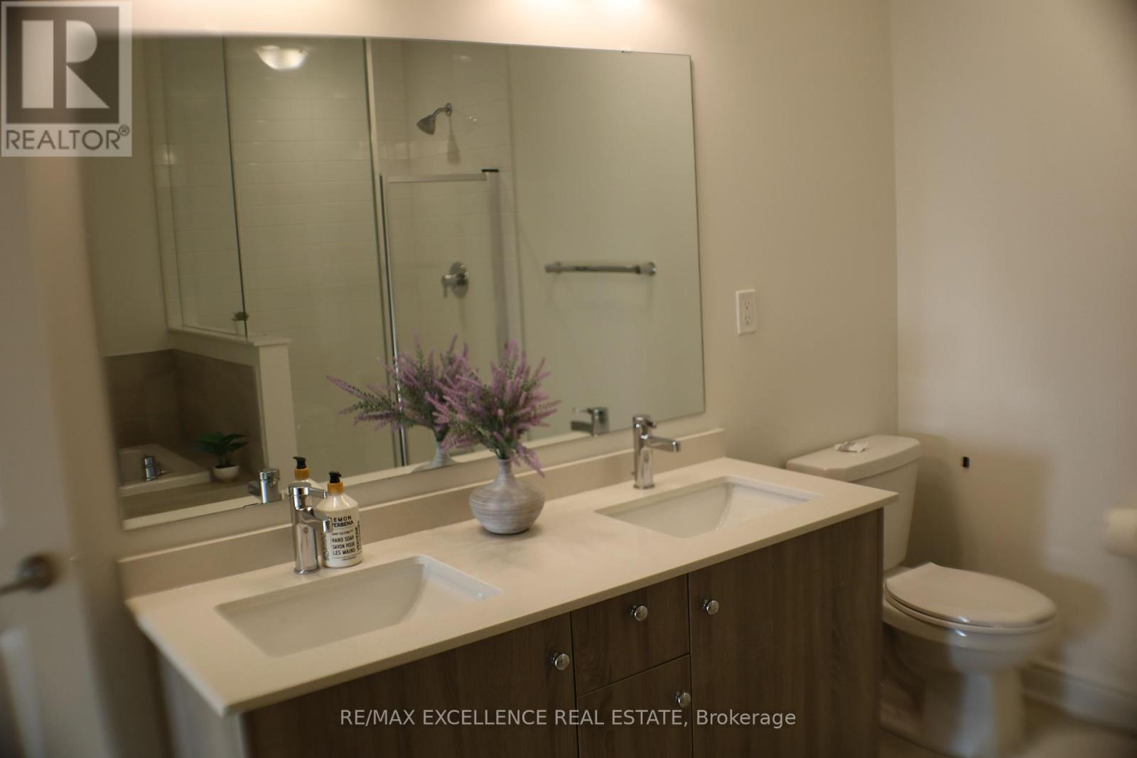 Photo 37 of 102 Bermondsey Way, Brampton ON