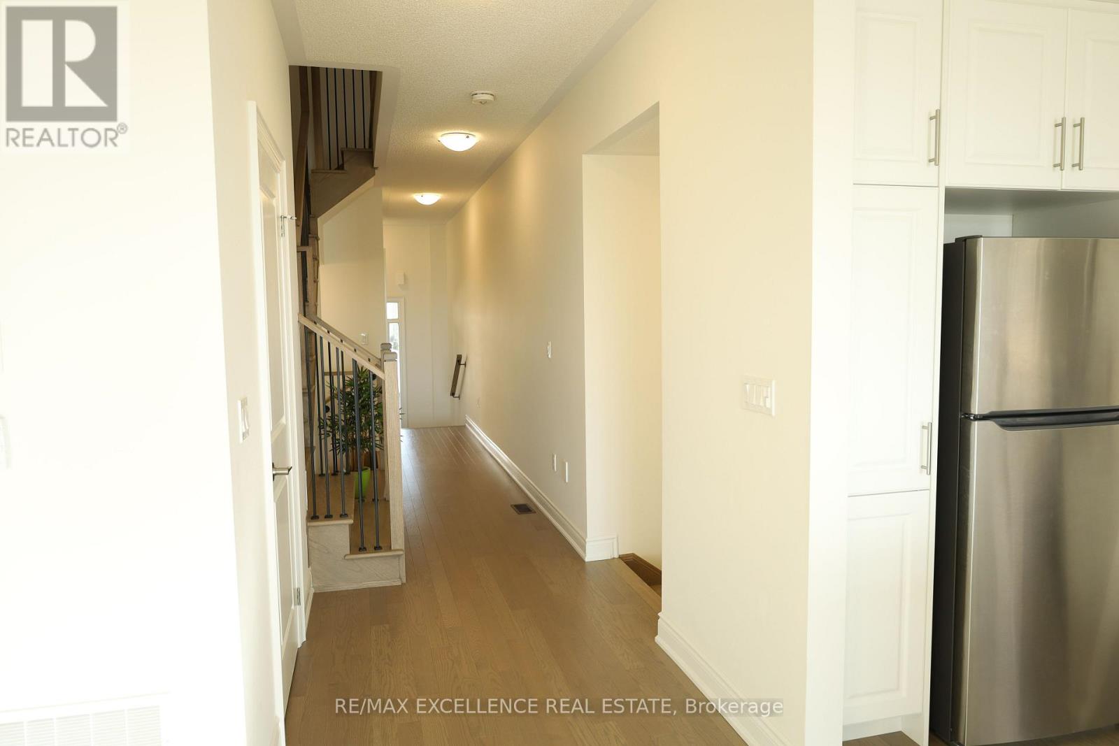 Photo 4 of 102 Bermondsey Way, Brampton ON