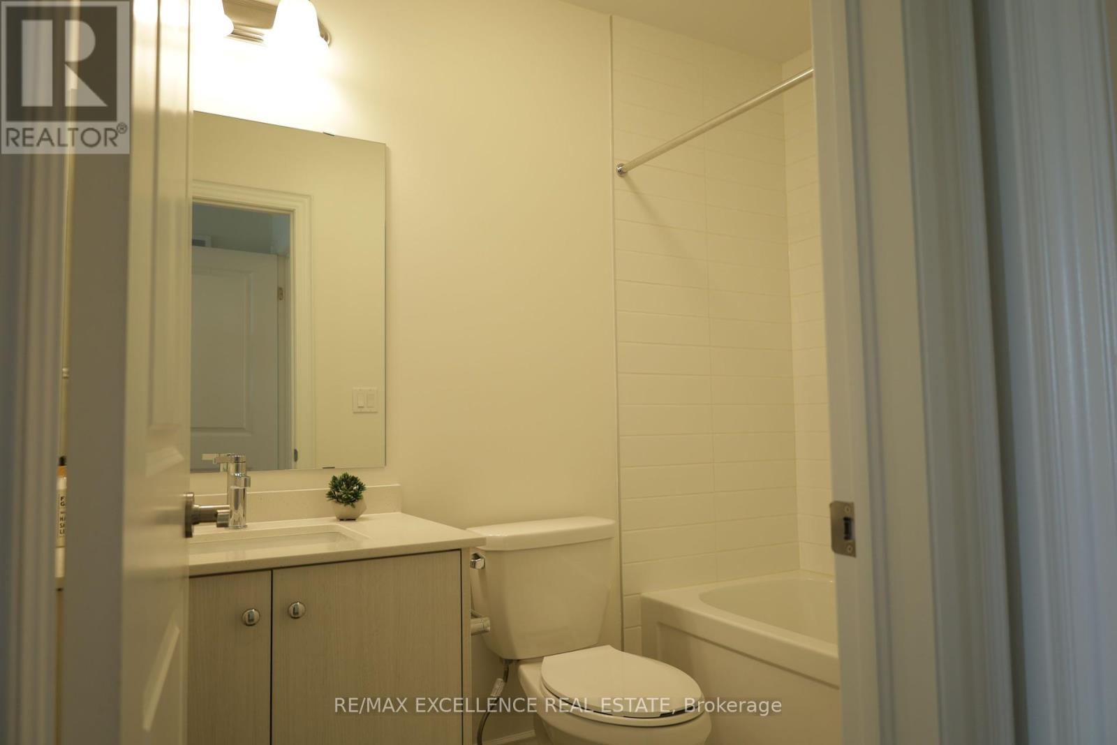 Photo 40 of 102 Bermondsey Way, Brampton ON