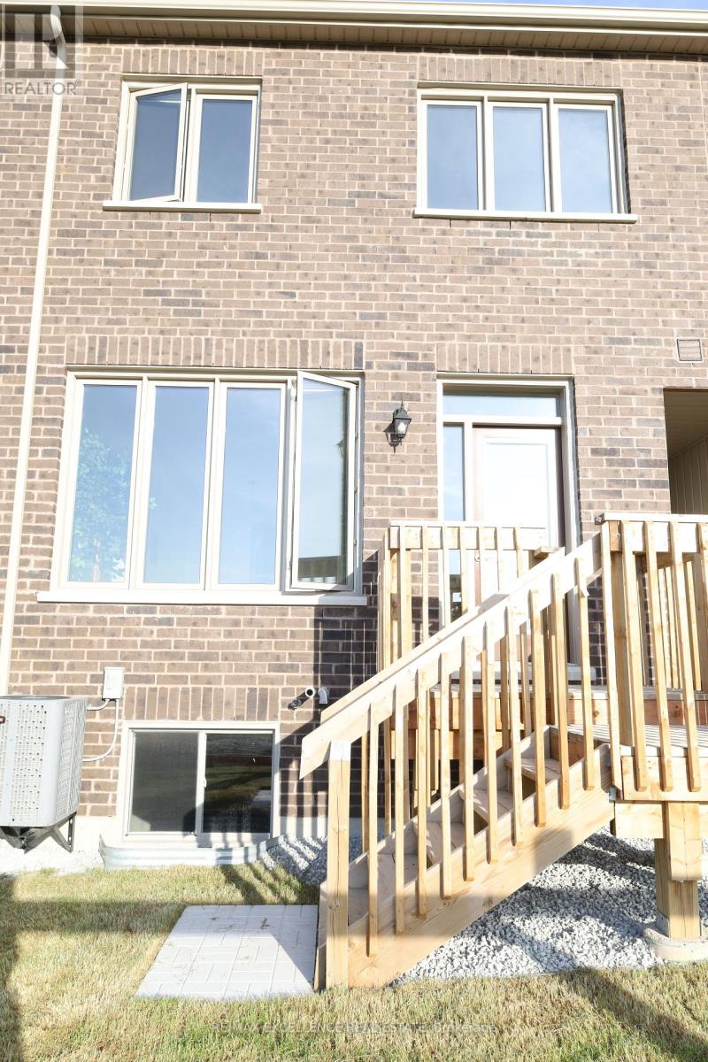 Photo 47 of 102 Bermondsey Way, Brampton ON