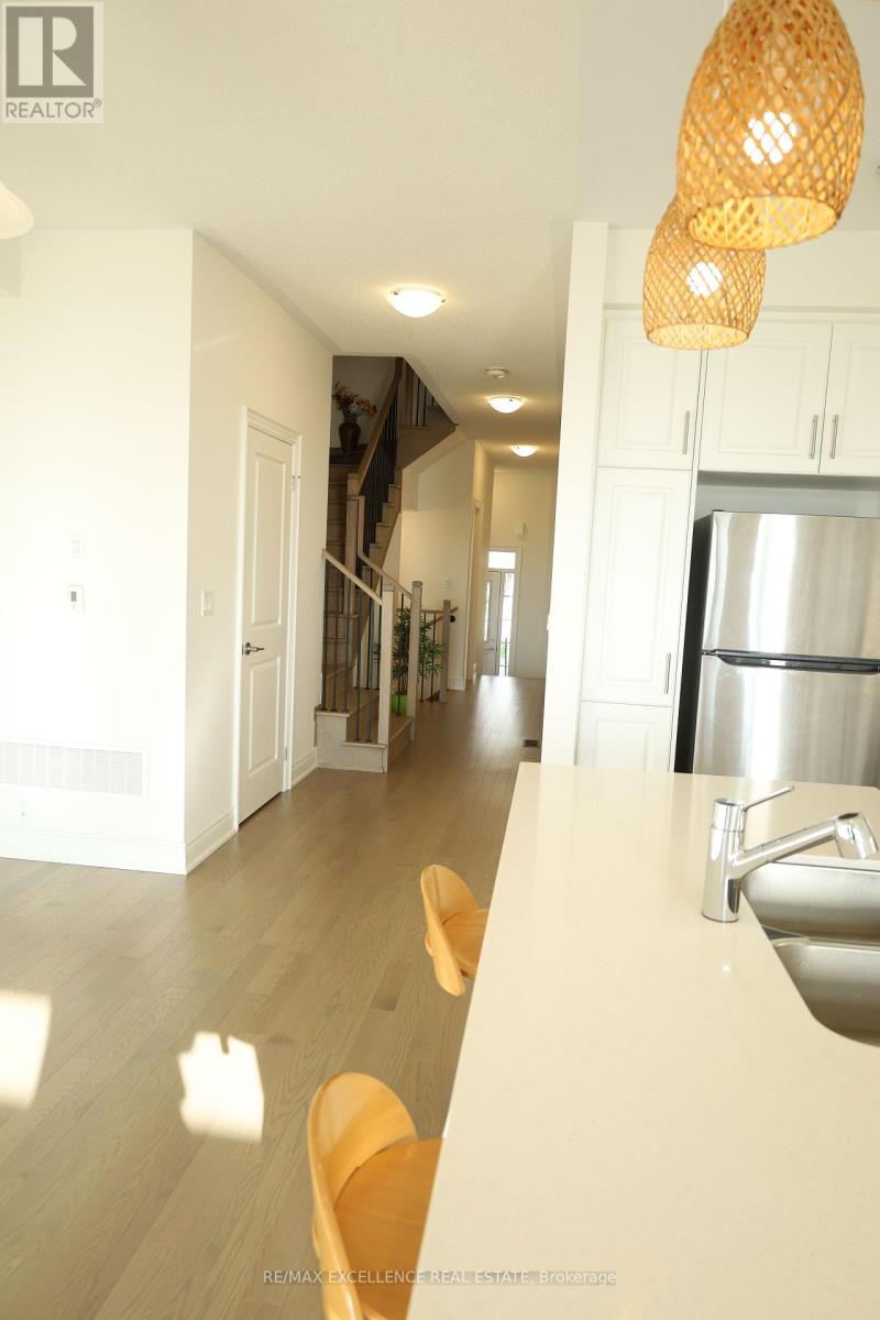 Photo 5 of 102 Bermondsey Way, Brampton ON