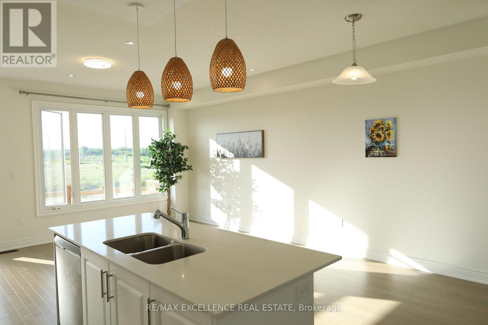 Photo 8 of 102 Bermondsey Way, Brampton ON