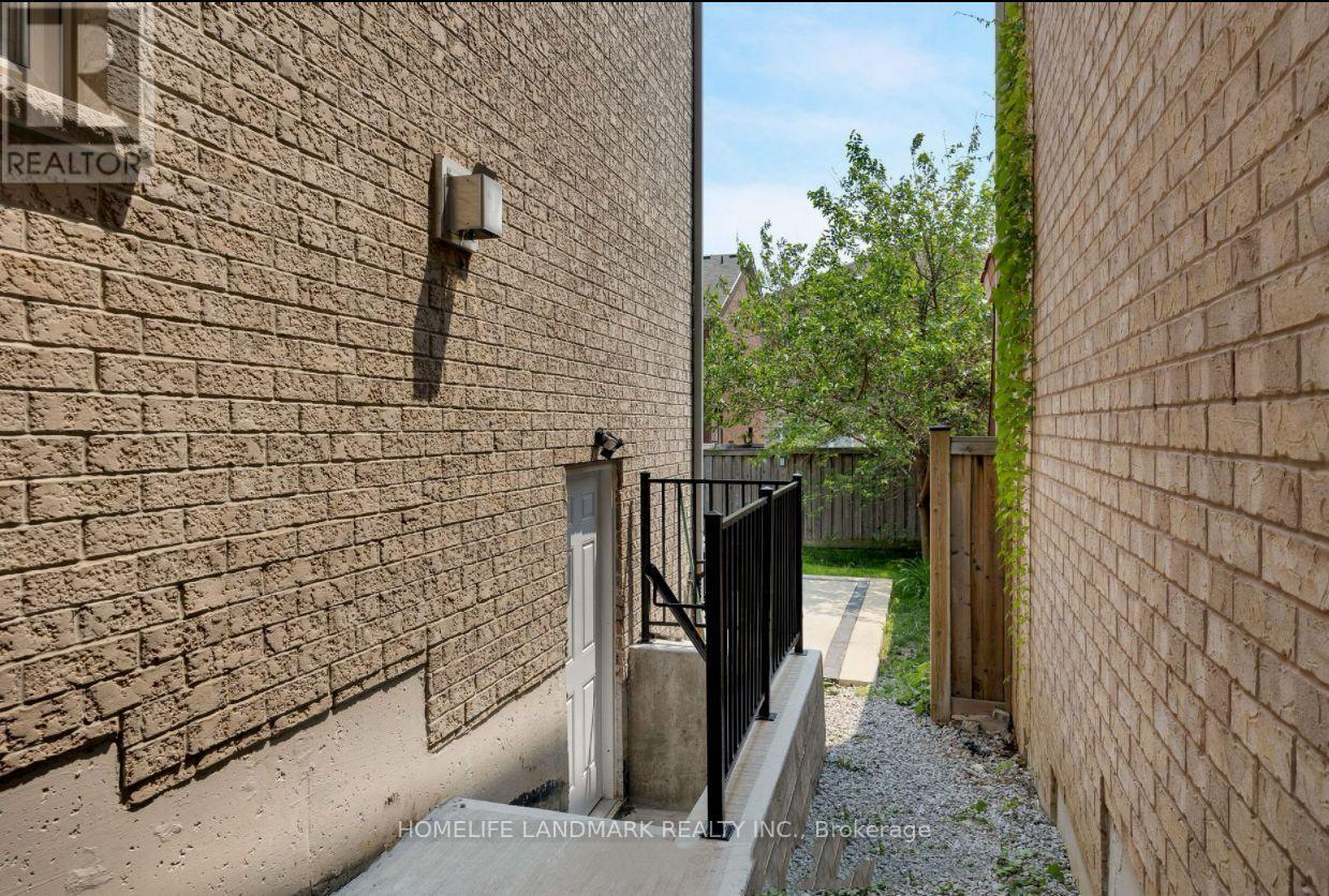 Single Family House for Sale in  DISTRICT AVENUE Vaughan (Patterson) 
