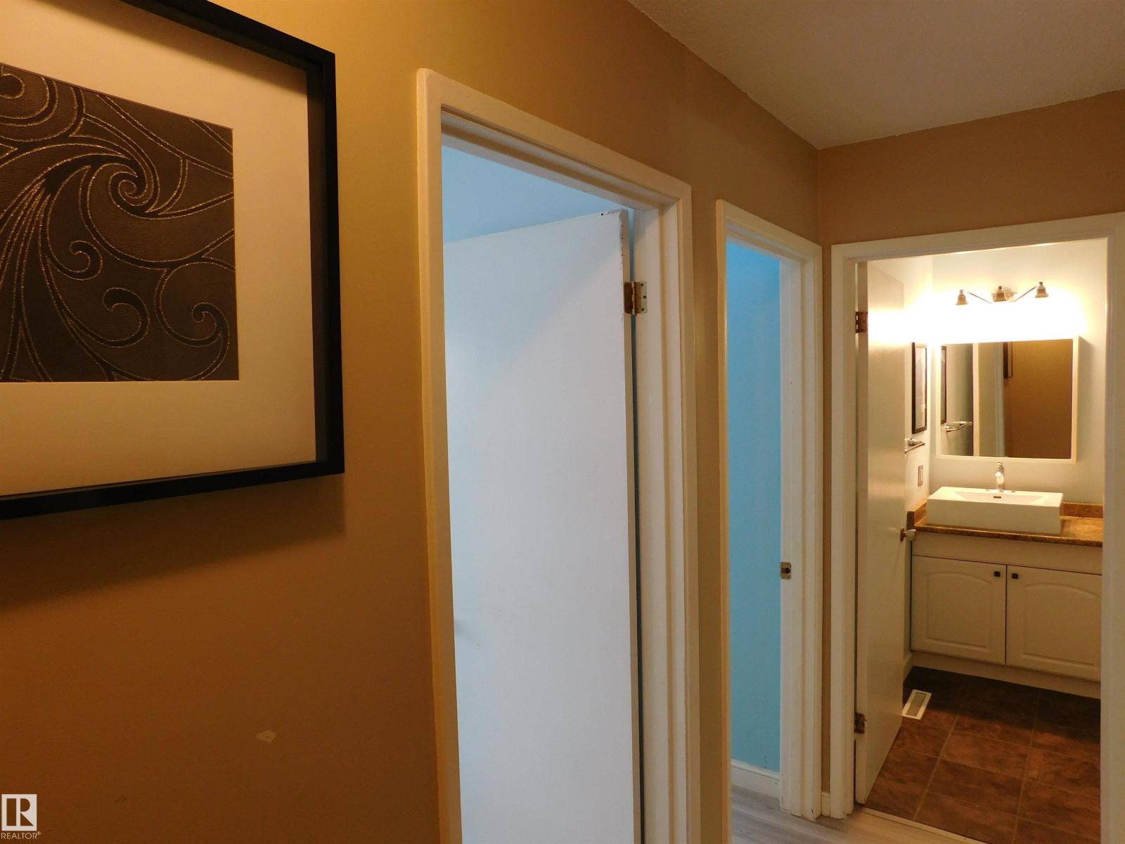 Photo 23 of 15 E Meadowlark Village Nw, Edmonton AB