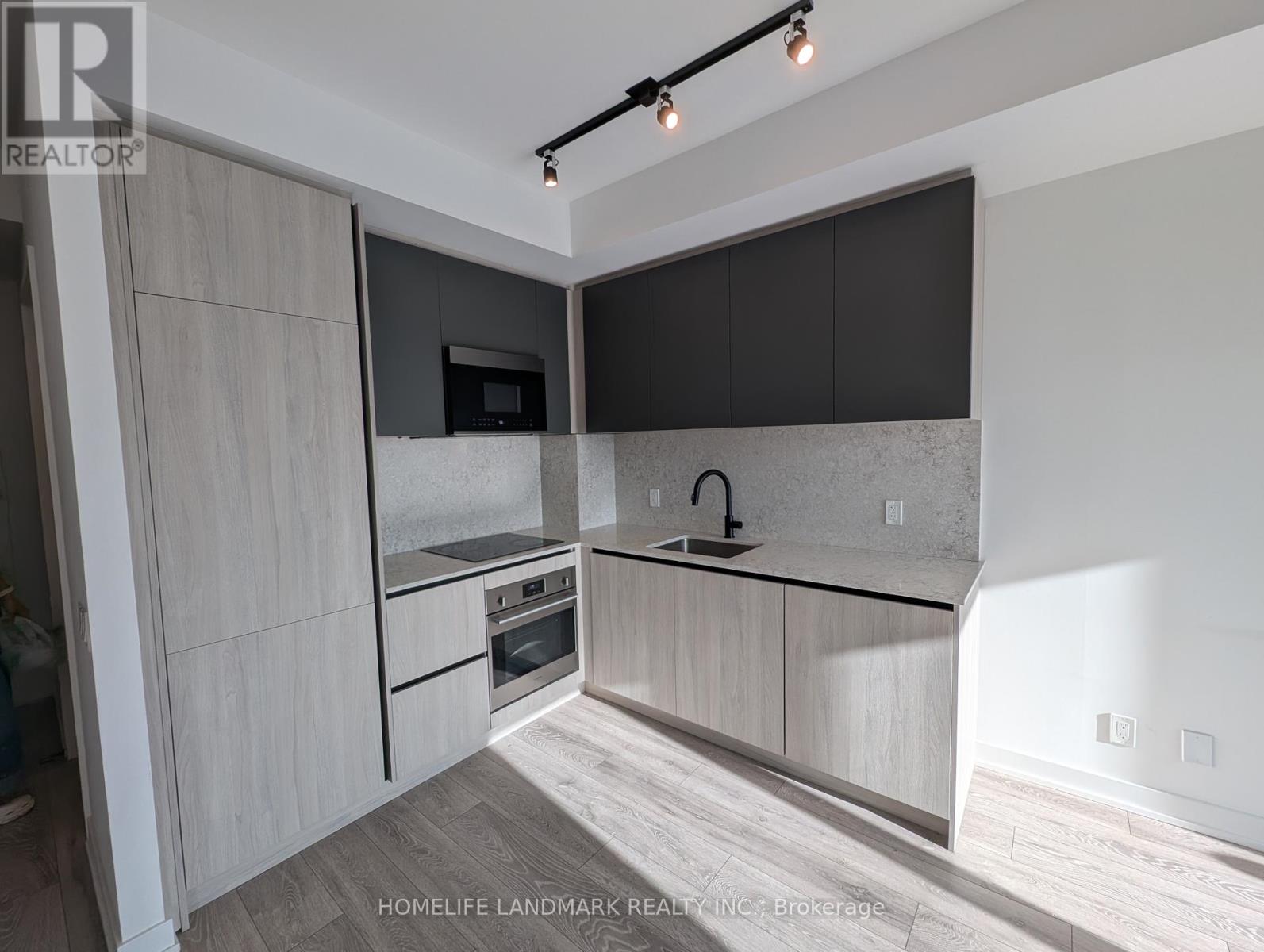 Photo 4 of 1318 108 Peter Street, Toronto ON