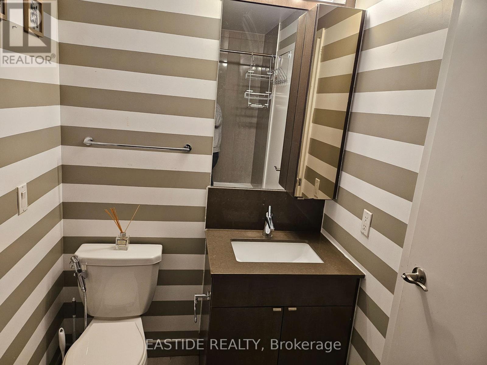 Photo 15 of 2411 98 Lillian Street, Toronto ON