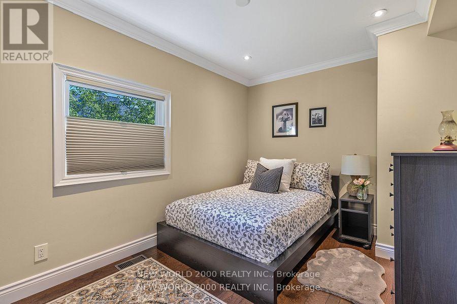 Photo 8 of 245 Lakeland Crescent, Richmond Hill ON