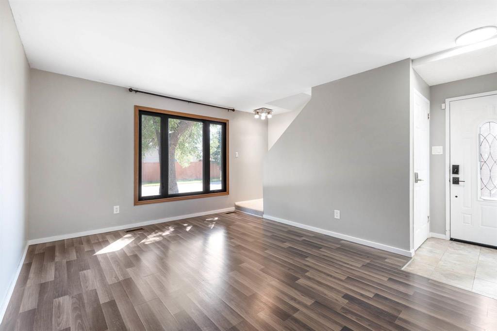 Photo 3 of 35 Brewer Crescent, Winnipeg MB