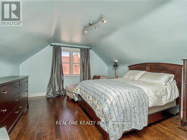 Photo 10 of 34 Vassar Drive, Toronto ON