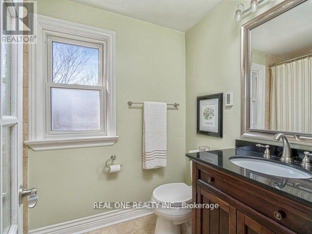 Photo 11 of 34 Vassar Drive, Toronto ON