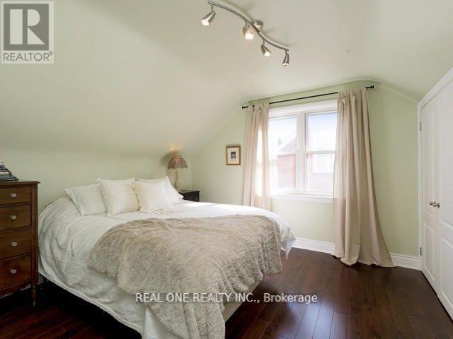 Photo 12 of 34 Vassar Drive, Toronto ON