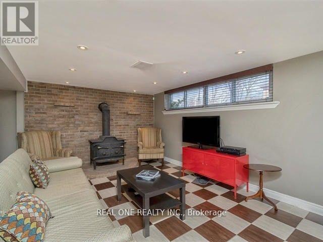 Photo 13 of 34 Vassar Drive, Toronto ON