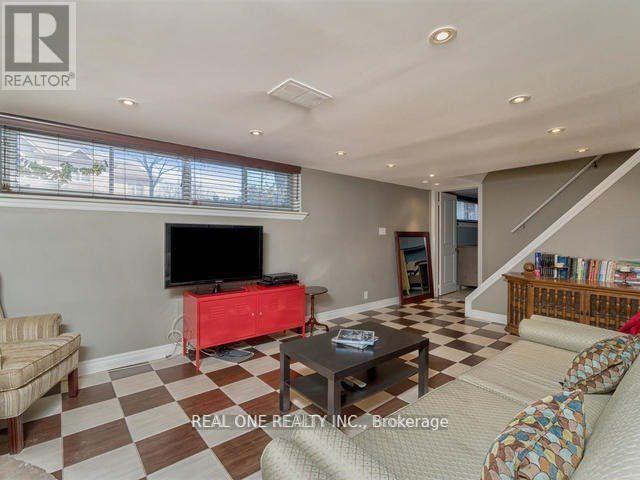 Photo 14 of 34 Vassar Drive, Toronto ON