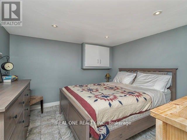 Photo 15 of 34 Vassar Drive, Toronto ON