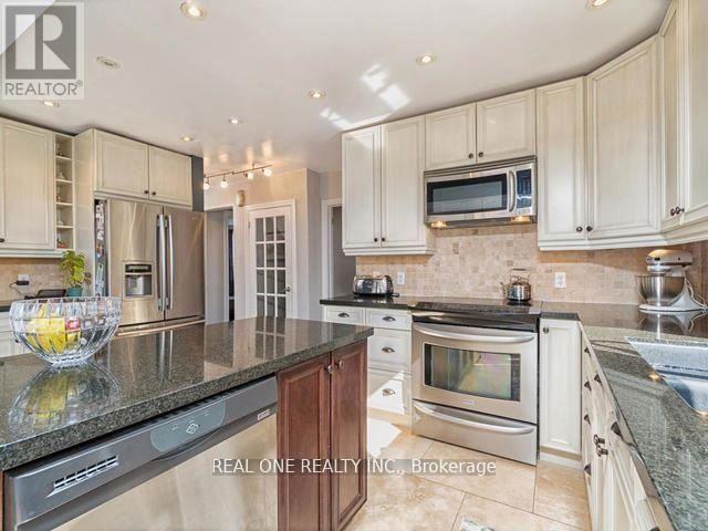 Photo 7 of 34 Vassar Drive, Toronto ON