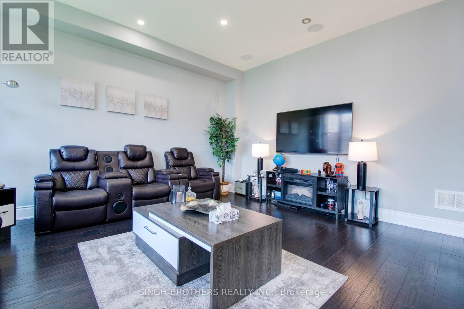 Photo 21 of 15 Degrey Drive, Brampton ON