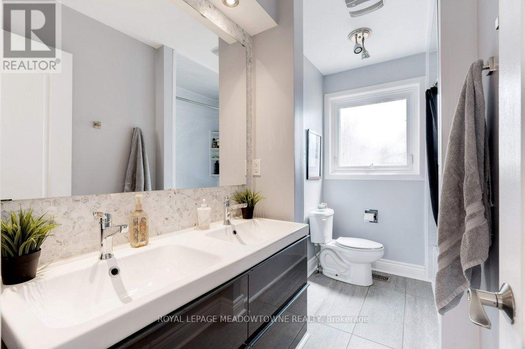 Photo 15 of 10 336 Queen Street S, Mississauga ON