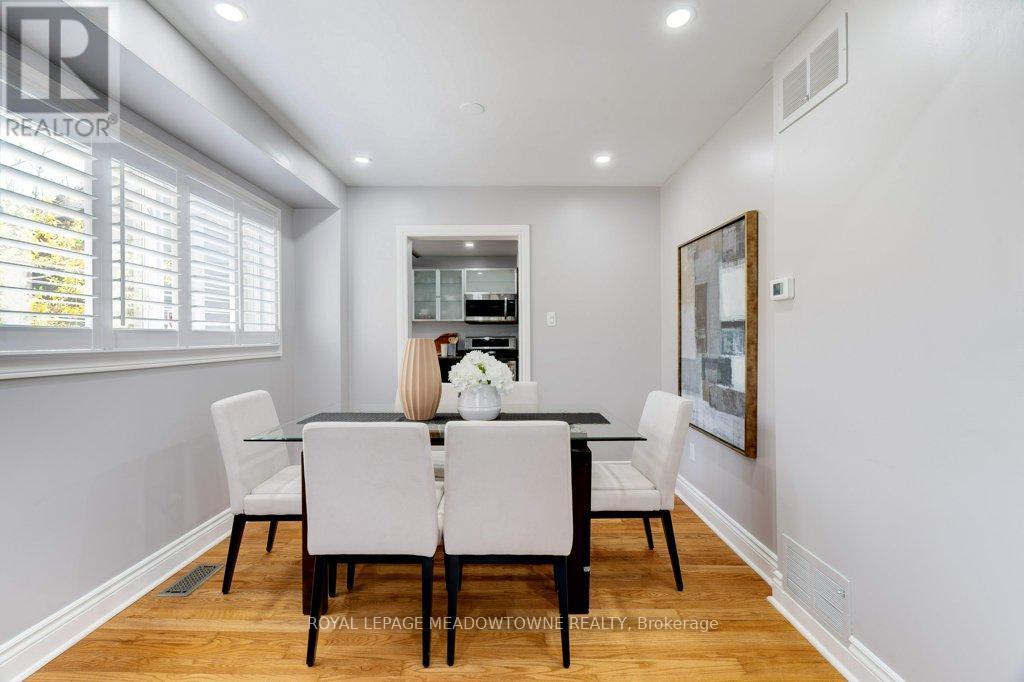 Photo 8 of 10 336 Queen Street S, Mississauga ON