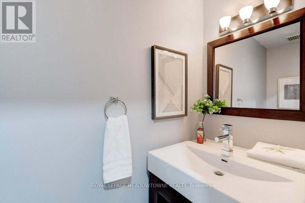 Photo 9 of 10 336 Queen Street S, Mississauga ON