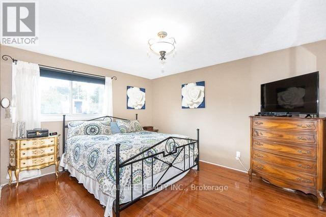 Photo 10 of 2947 Saint Malo Circle, Mississauga ON