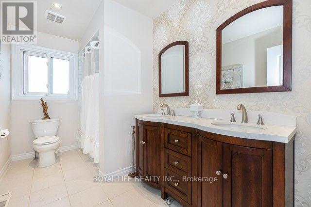 Photo 13 of 2947 Saint Malo Circle, Mississauga ON