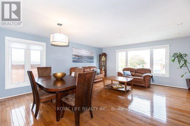 Photo 3 of 2947 Saint Malo Circle, Mississauga ON