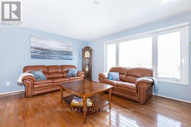 Photo 4 of 2947 Saint Malo Circle, Mississauga ON