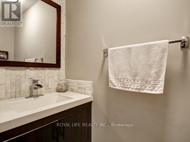 Photo 9 of 1070 Lindsay Drive, Oakville ON