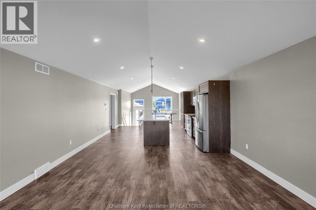Photo 12 of 106 Ironwood Trail, Chatham ON