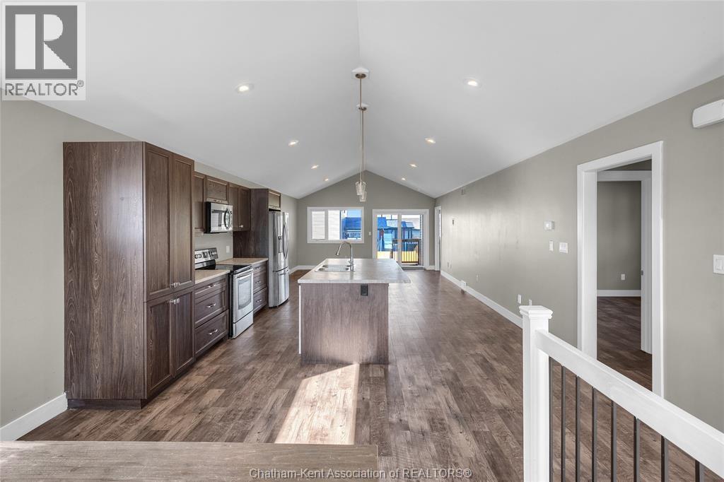 Photo 5 of 106 Ironwood Trail, Chatham ON