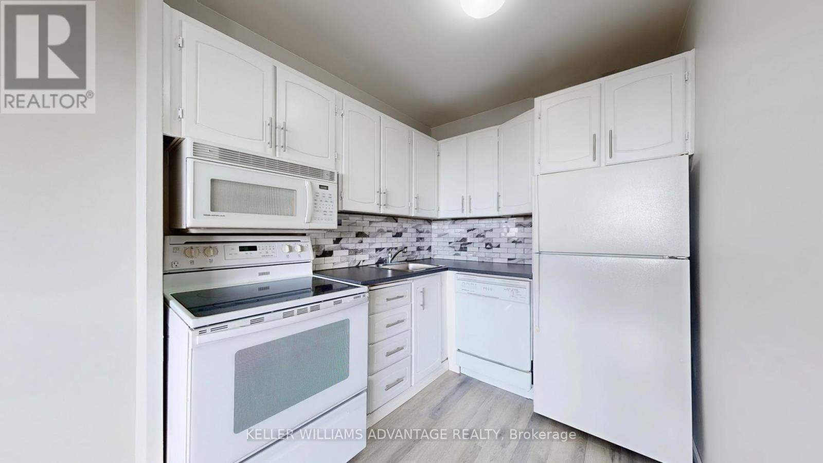 Photo 11 of 810 40 Homewood Avenue, Toronto ON