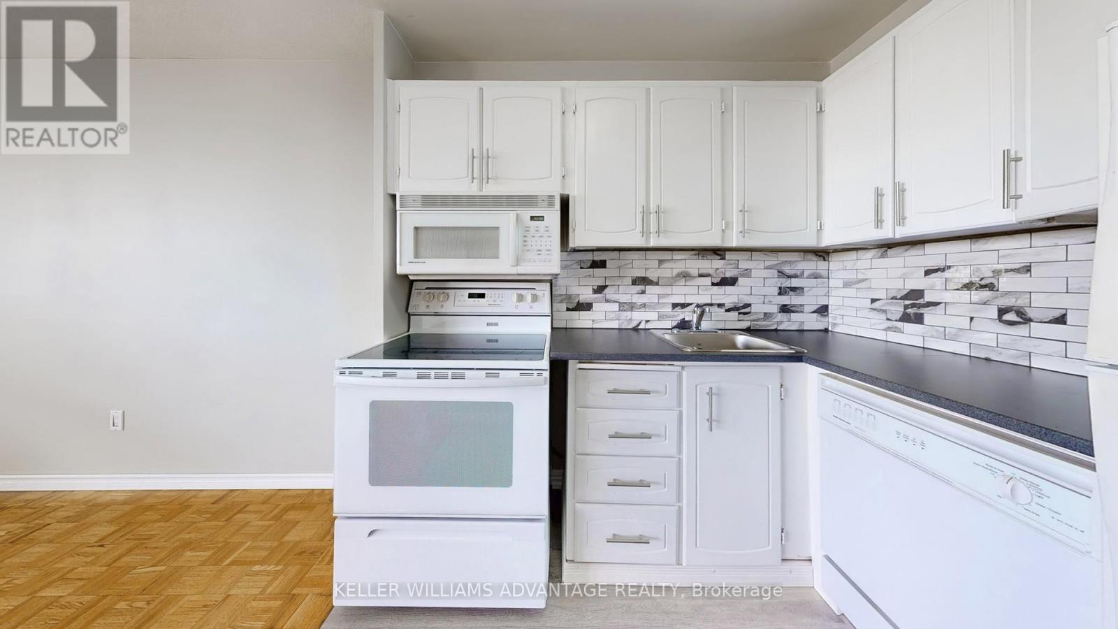 Photo 12 of 810 40 Homewood Avenue, Toronto ON