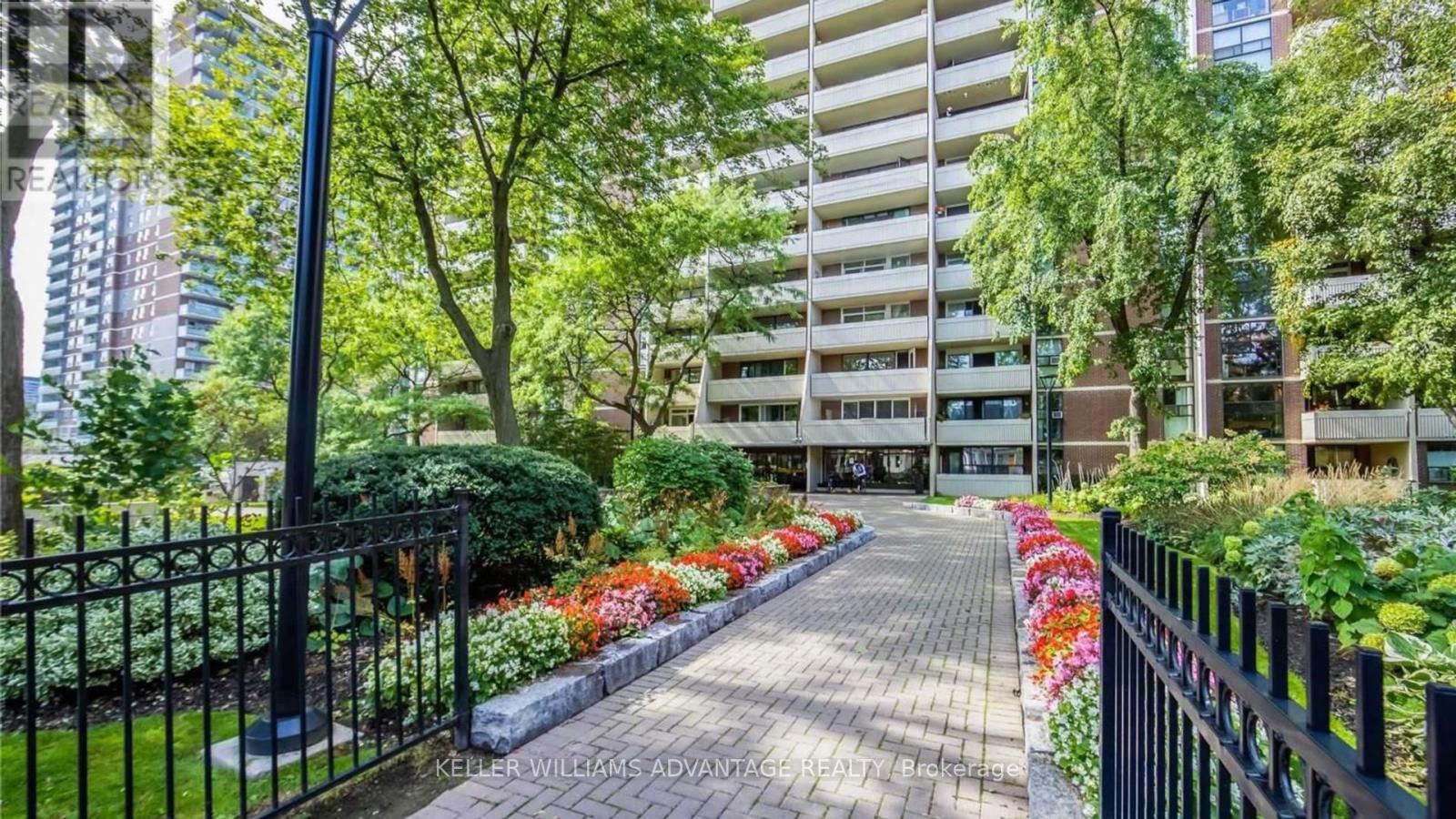 Photo 2 of 810 40 Homewood Avenue, Toronto ON