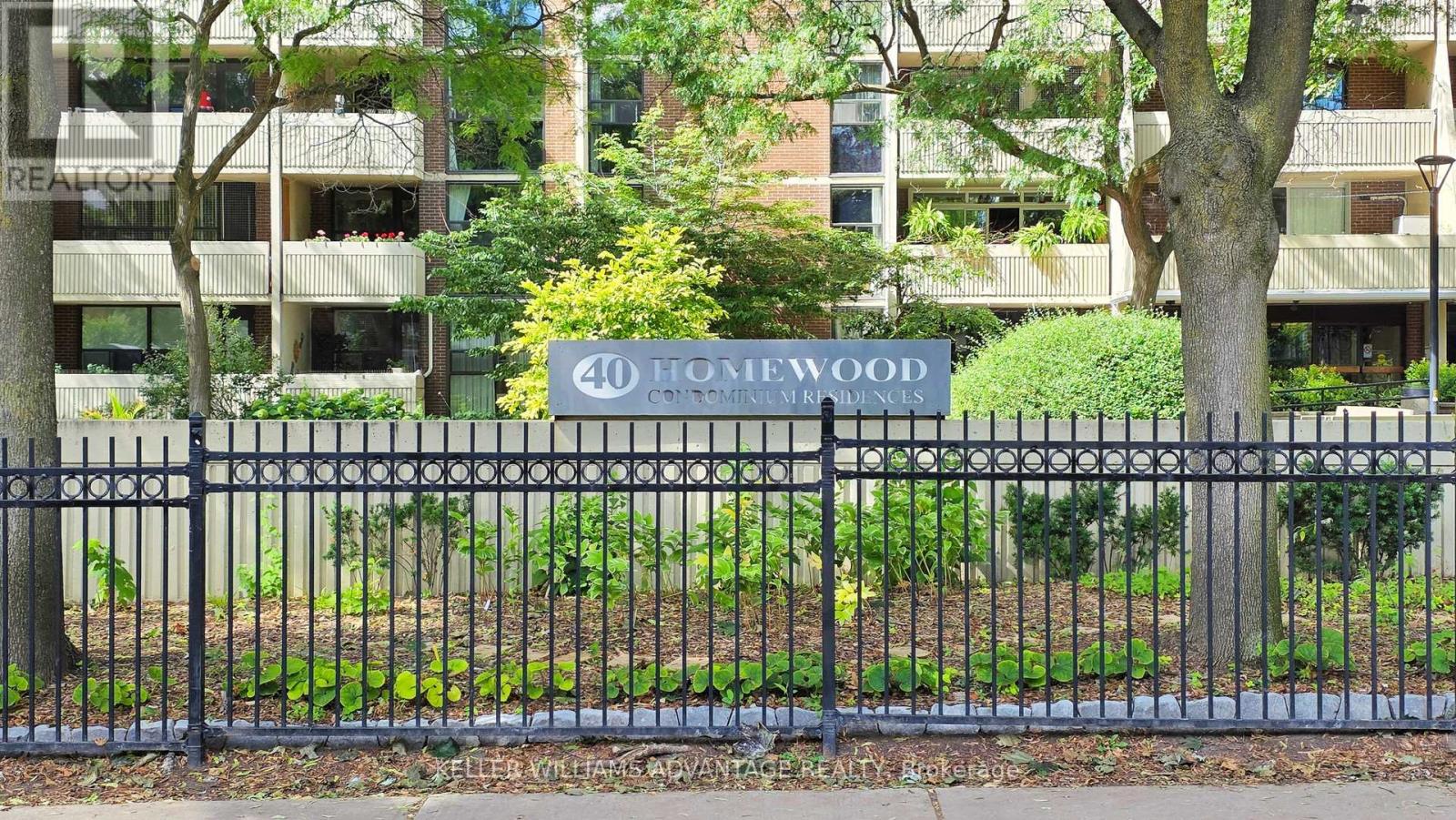 Photo 3 of 810 40 Homewood Avenue, Toronto ON