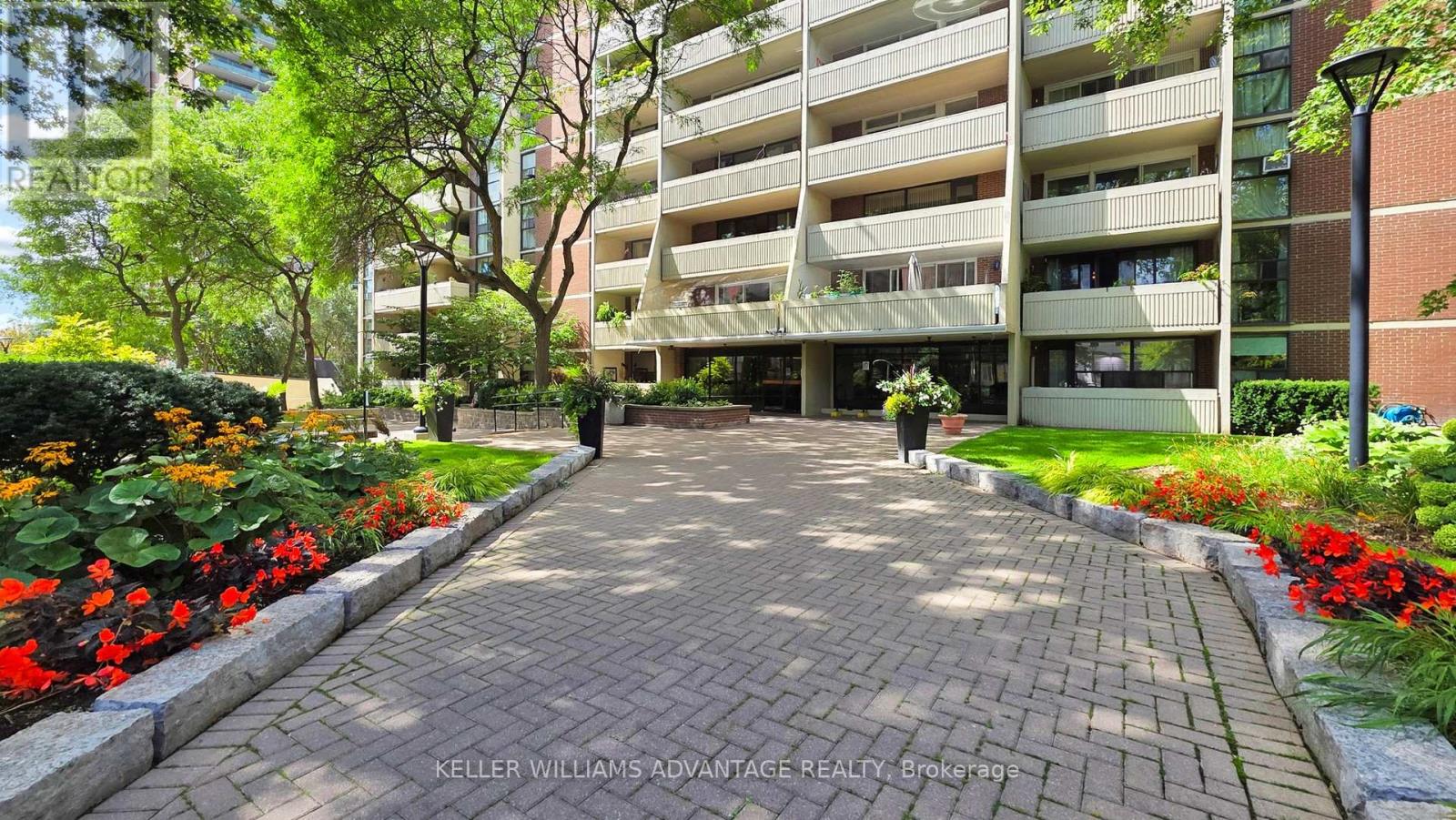 Photo 4 of 810 40 Homewood Avenue, Toronto ON