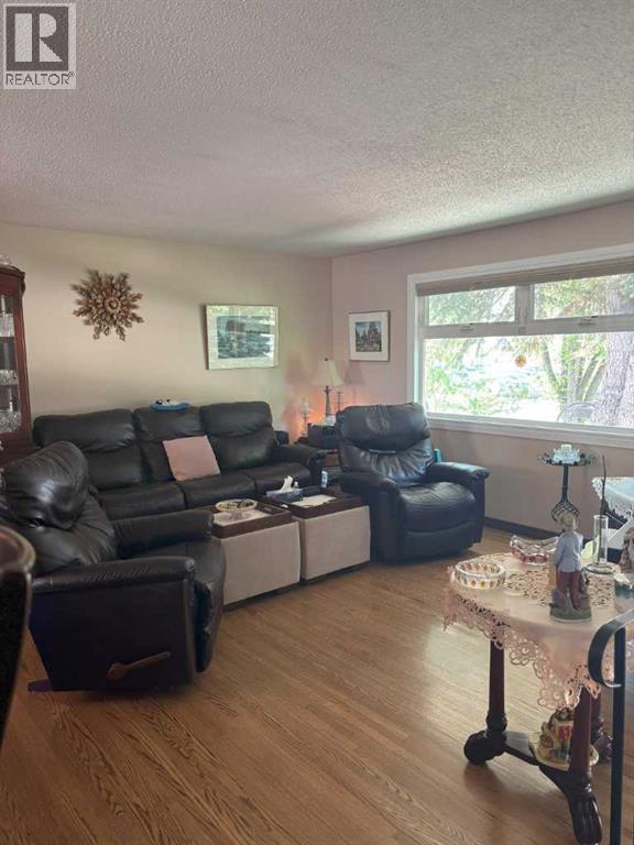 Photo 5 of 4924 40 Avenue Nw, Calgary AB