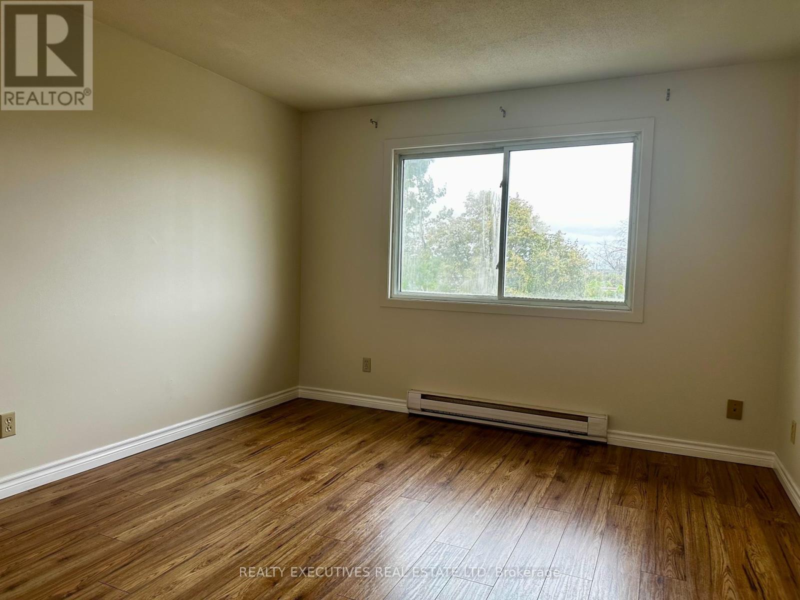 Photo 10 of 408 214 Viewmount Drive, Ottawa ON