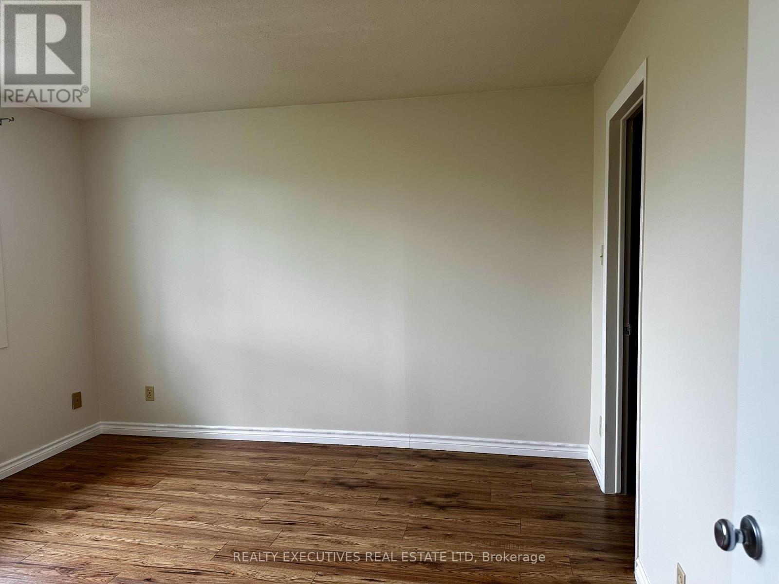 Photo 11 of 408 214 Viewmount Drive, Ottawa ON