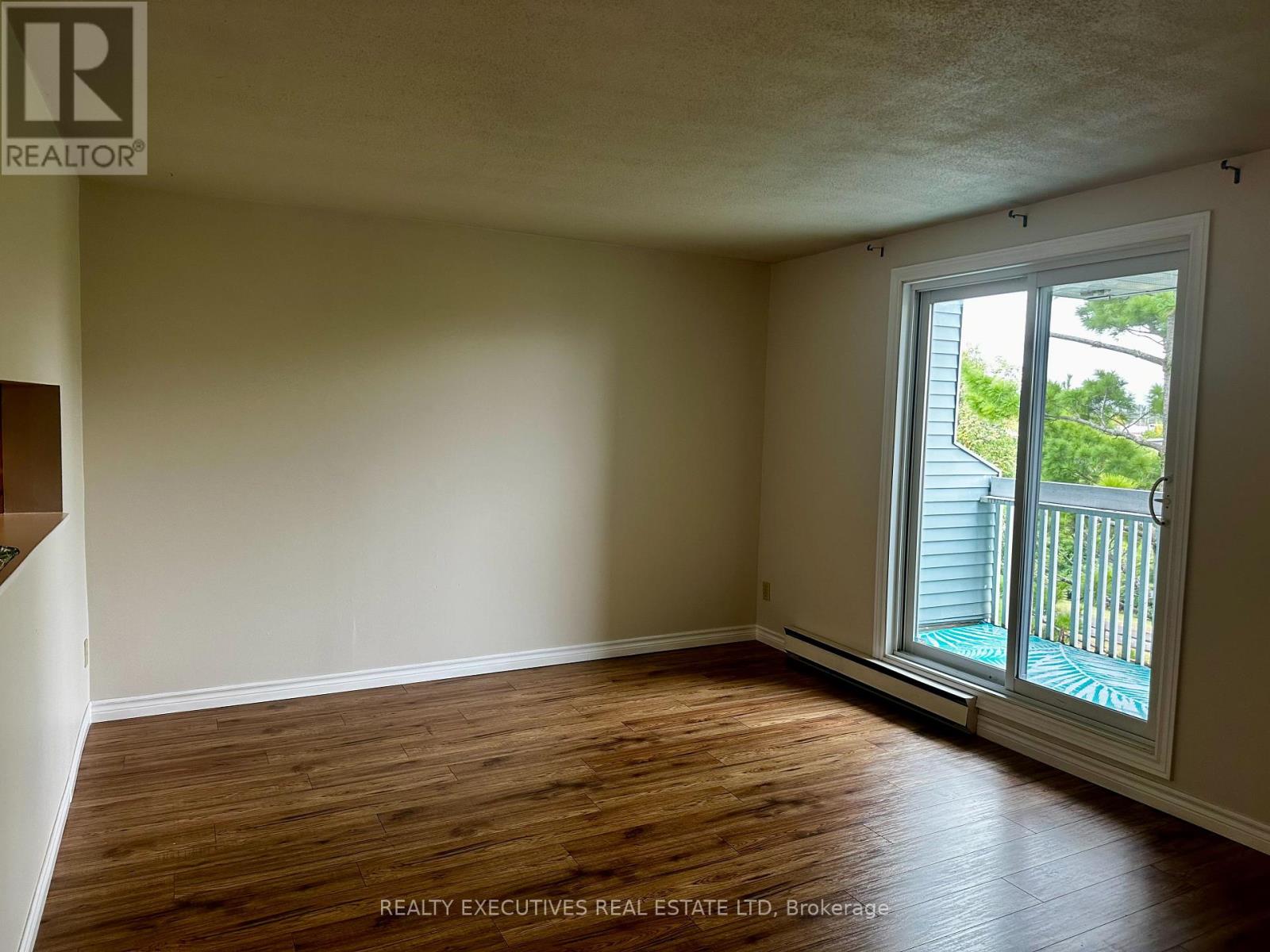 Photo 6 of 408 214 Viewmount Drive, Ottawa ON