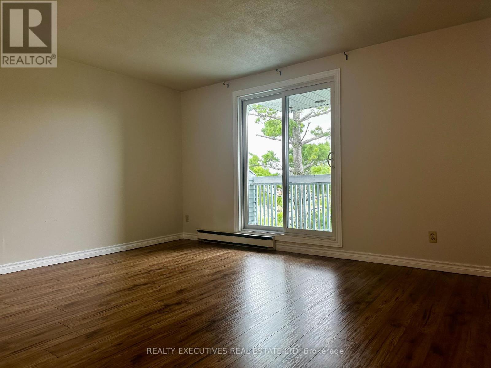 Photo 7 of 408 214 Viewmount Drive, Ottawa ON