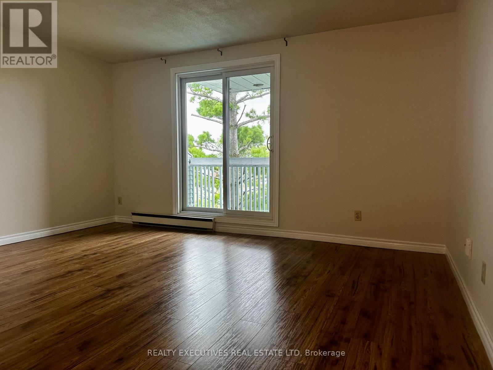 Photo 8 of 408 214 Viewmount Drive, Ottawa ON